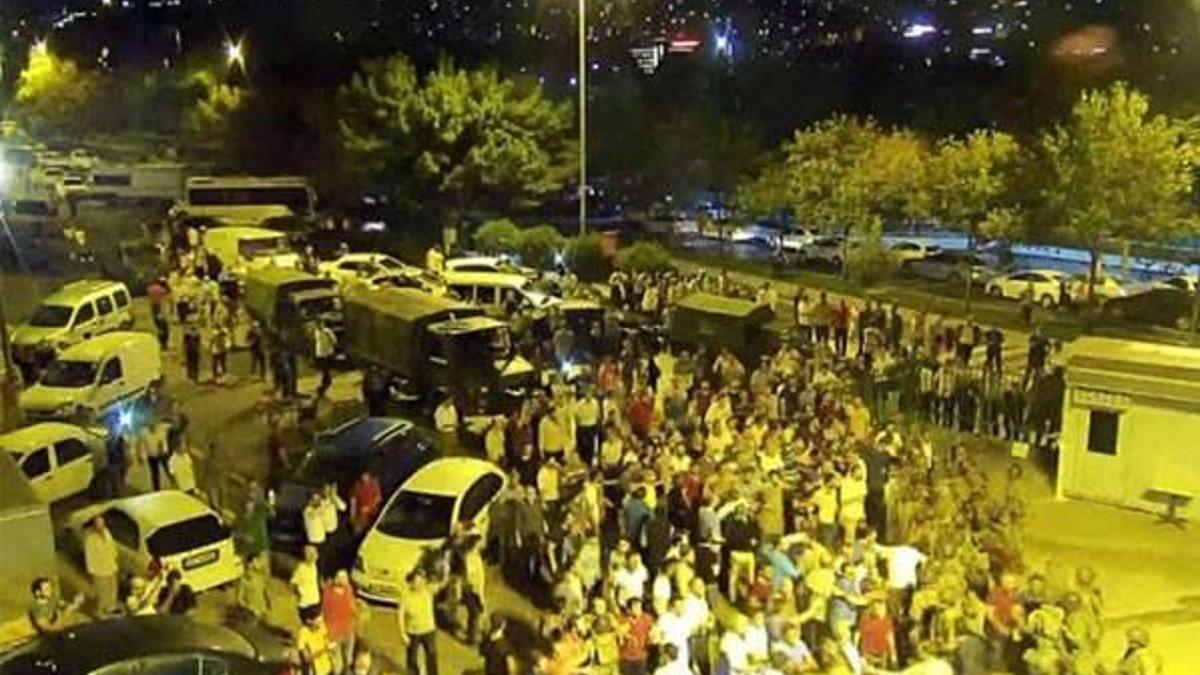 Darbe sırasında Ak Parti İl Başkanlığı'na giren 68 asker tutuklandı