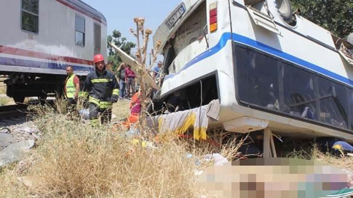 Manisa'da hemzemin geçitte kaza! 6 ölü