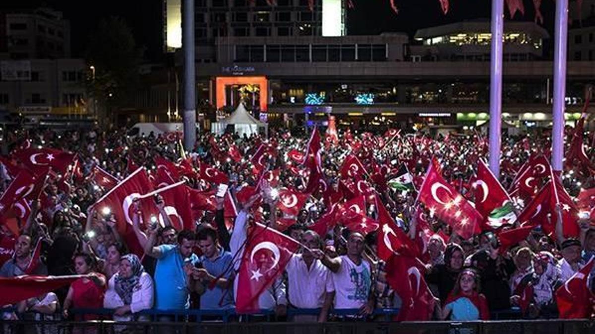 Türkiye'de demokrasi nöbeti devam ediyor