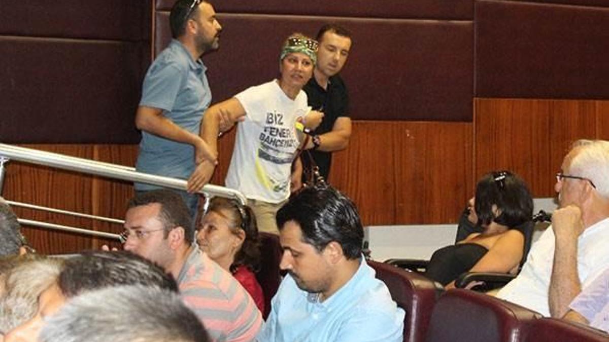CHP'nin toplantısını "alkolik" kadın bastı