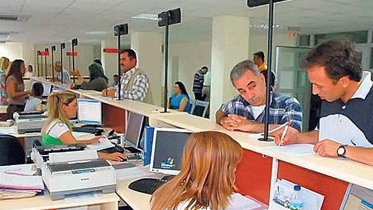 45 bin 484 kamu çalışanı görevden uzaklaştırıldı.