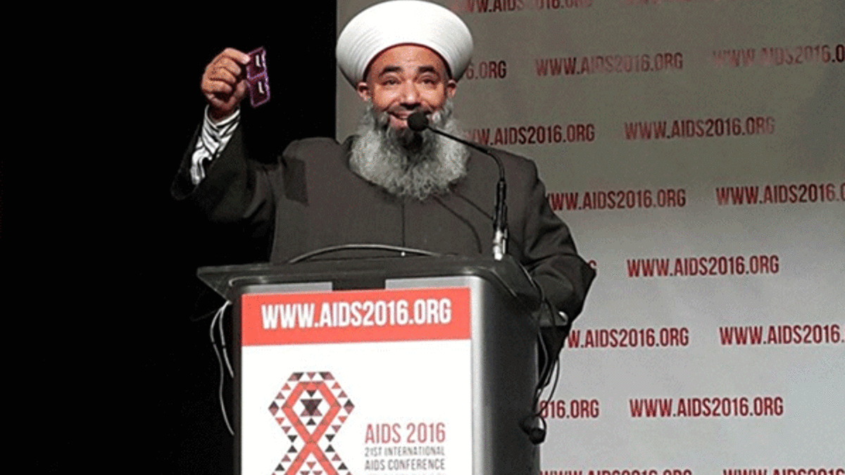 İmam, kürsüde prezervatif salladı!