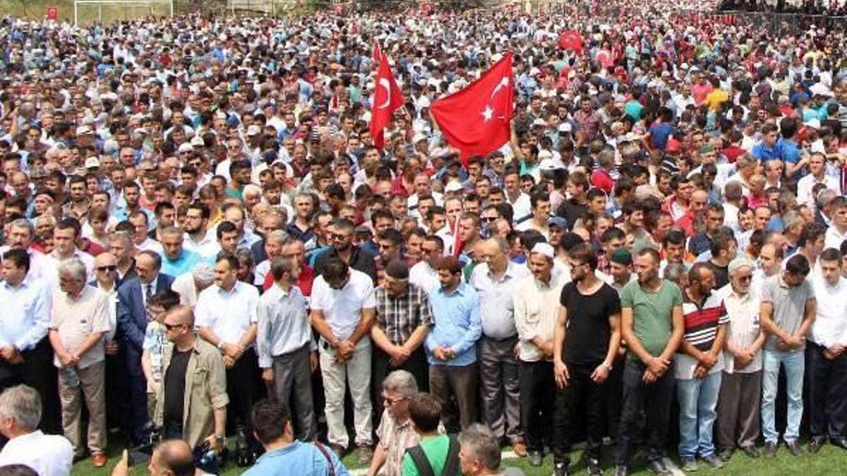 Şehit astsubayı 15 bin kişi uğurladı