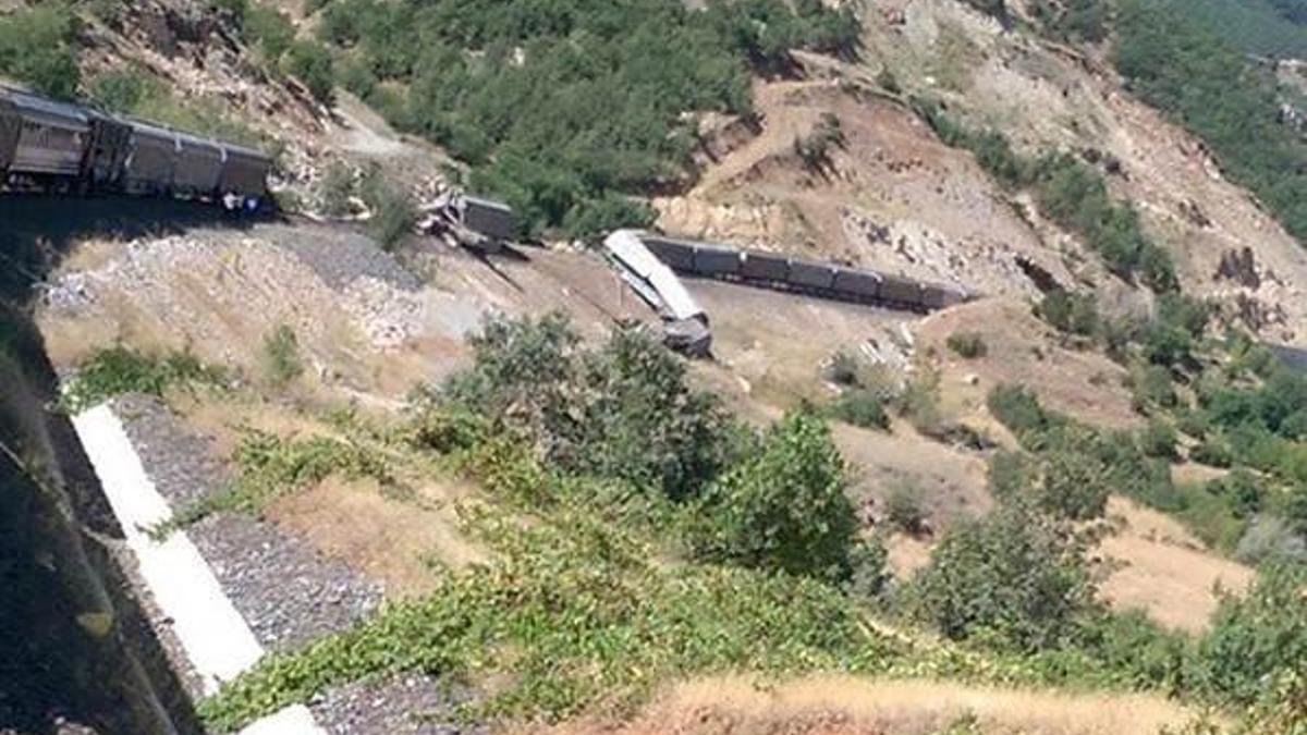 Elazığ’da trene bombalı saldırı