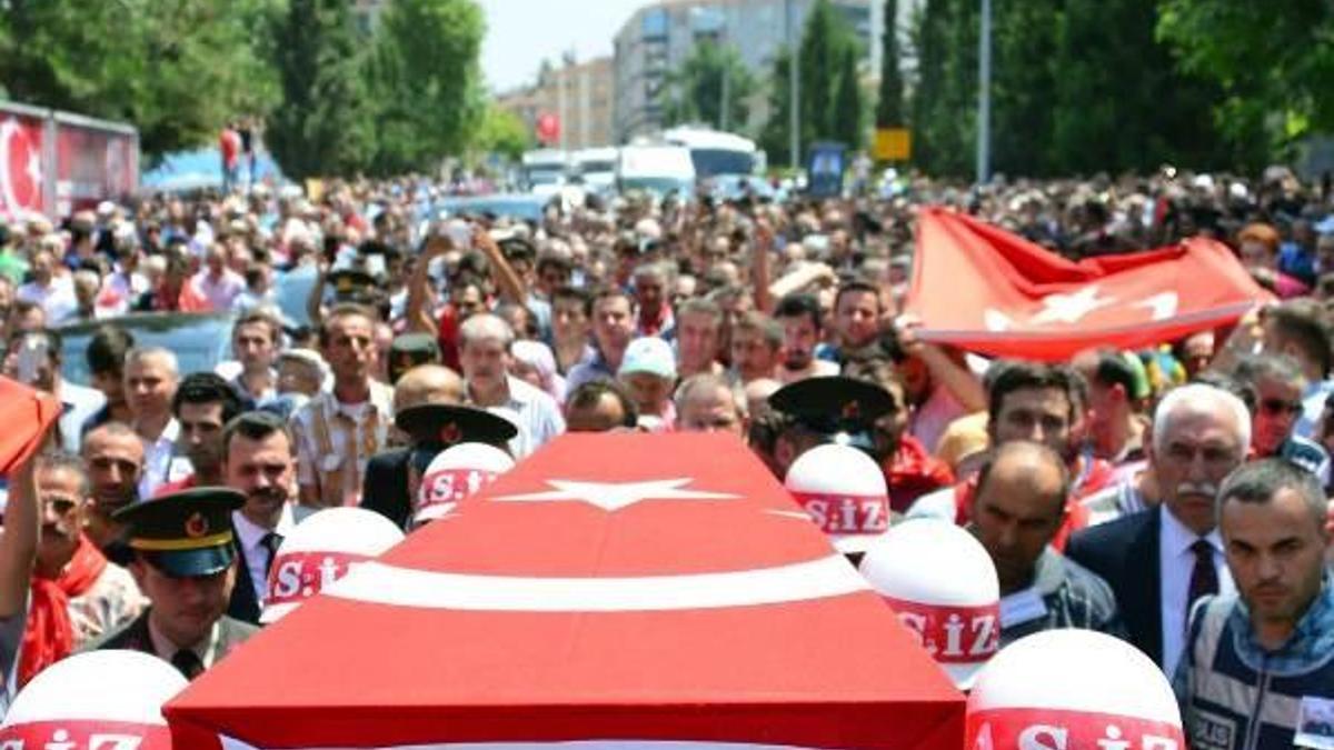 Şehit Uzman Çavuş Erkut’u son yolculuğuna 10 bin kişi uğurladı