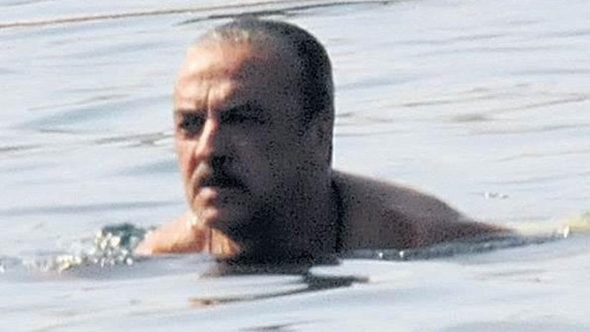 Denizde tek başına