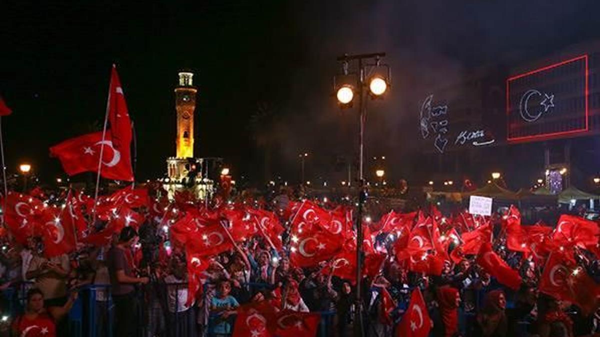 Halkın demokrasi nöbeti sürüyor