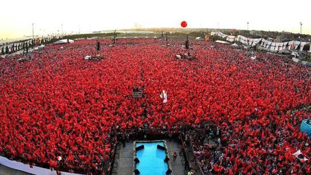 Demokrasi mitingine ünlü akını