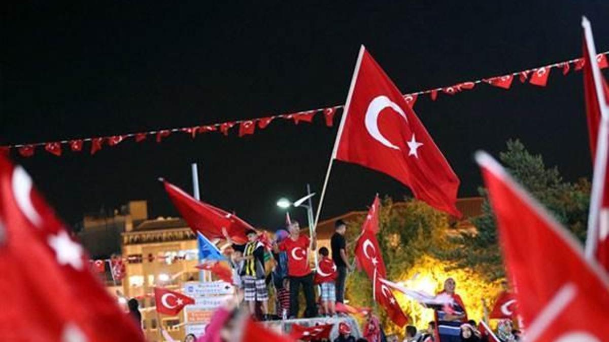 Tüm yurtta 'demokrasi nöbeti' sürüyor