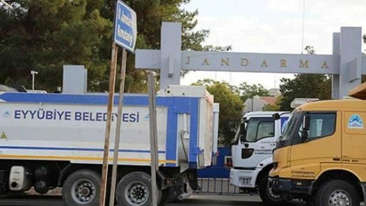 Kışla önlerindeki kamyon ve tankerler çekildi