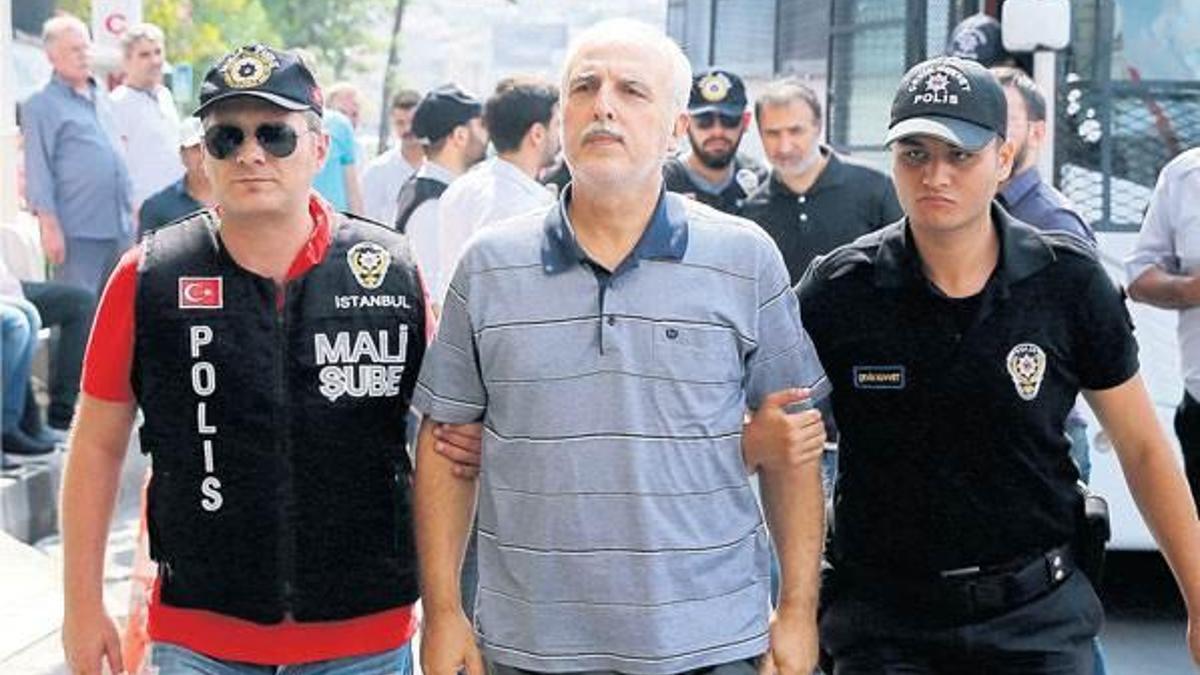 Gülen, Akın Öztürk ve Gezi tweetleri soruldu