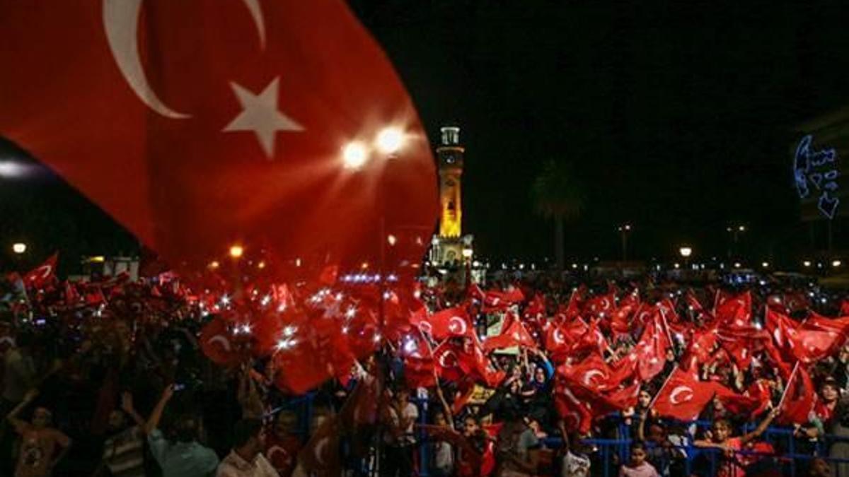 Meydanlarda 'demokrasi nöbeti' sürüyor