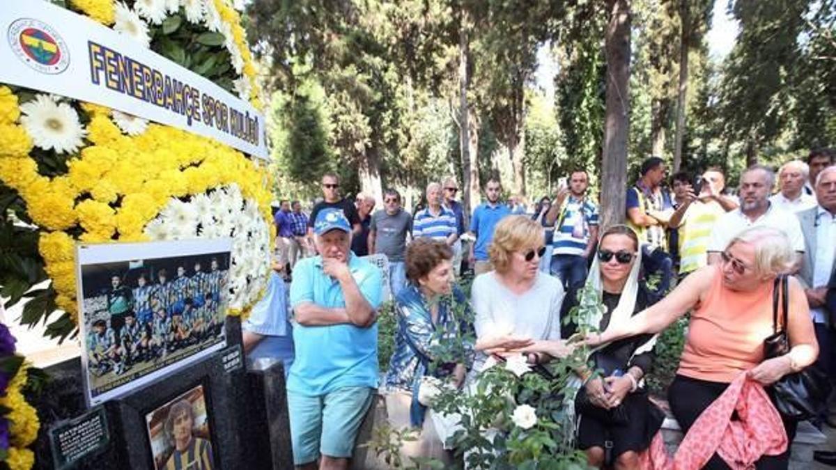 Efsane mezarı başında anıldı