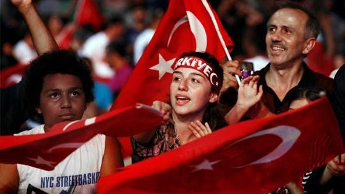Meydanlardaki demokrasi nöbeti devam ediyor