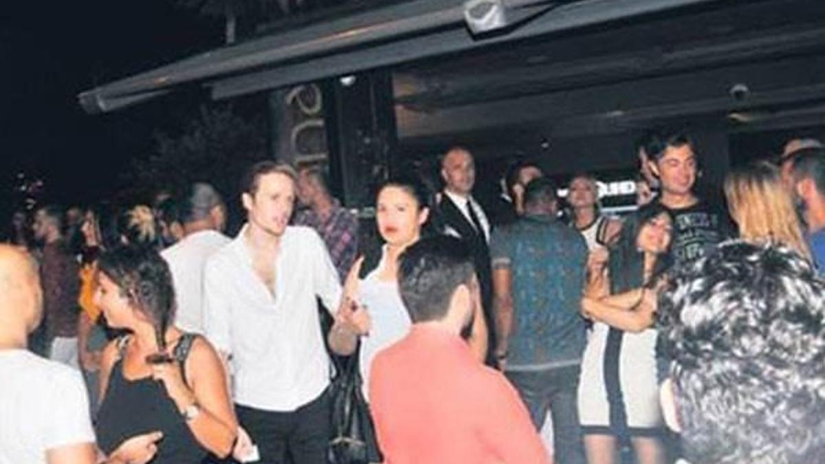 Flaşlar patlayınca sevgilisini bıraktı!