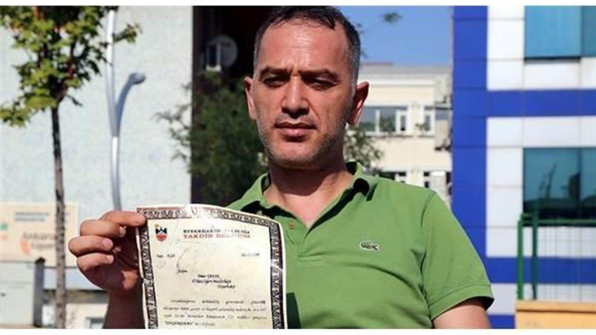Eski vali Mutlu'dan aldığı takdirnameyi iade etti