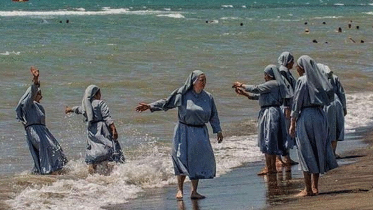 İmam denize giren rahibelerin fotoğrafını paylaşınca...