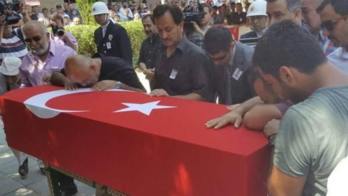 Baba, şehit oğlunun tabutuna sarılarak sela okudu