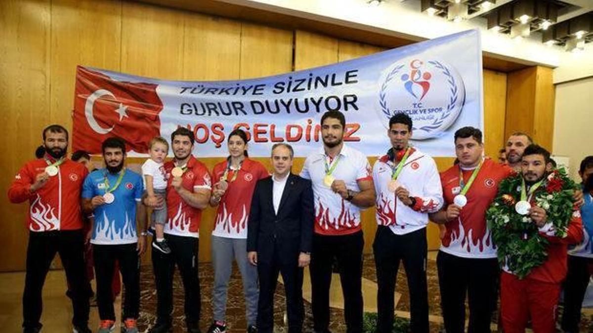 Bakan Kılıç ve Rio kafilesi yurda döndü