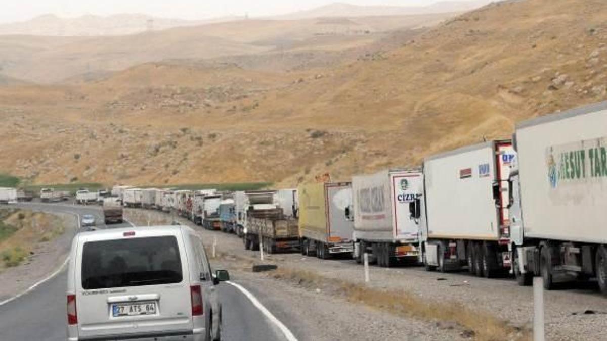 İlçeye giriş ve çıkışlar yasaklandı! Uzun araç kuyrukları oluştu