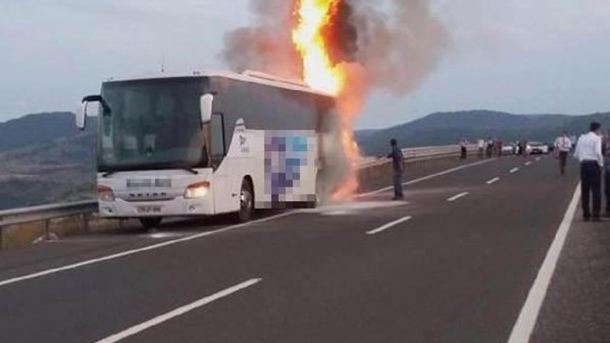 Seyir halindeki yolcu otobüsü yandı
