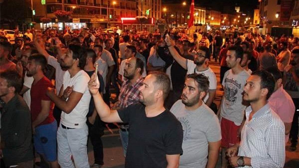 Elektrik kesilince "darbe girişimi" şüphesiyle valilik binası önünde toplandılar