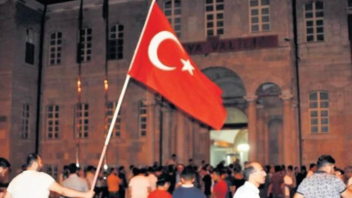 Halk darbe oldu diye sokaklara döküldü!