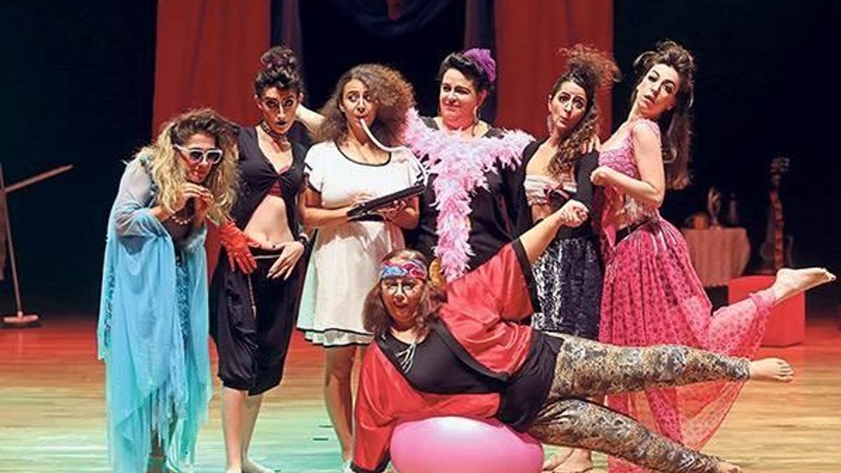 Nostaljik bir güzelleme: Yalınayak Müzikhol