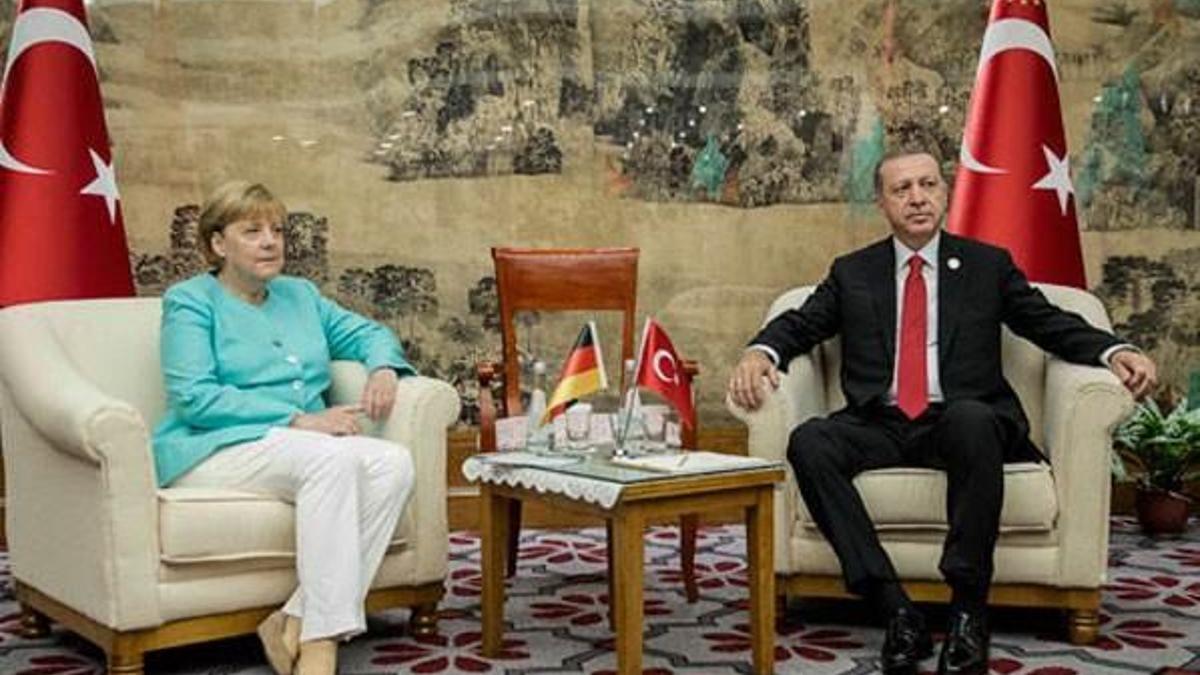 Alman basını: Merkel Erdoğan'ın önünde diz çöktü