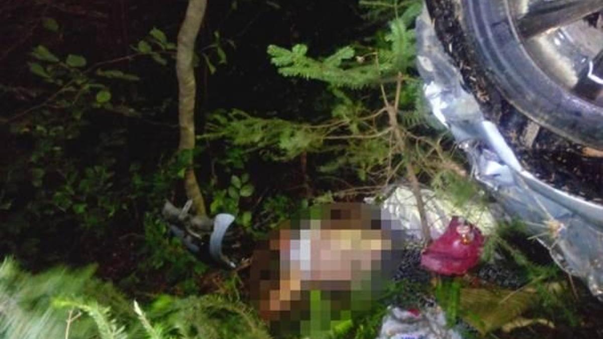 Yoldan çıkan otomobil, 50 metrelik uçuruma uçtu