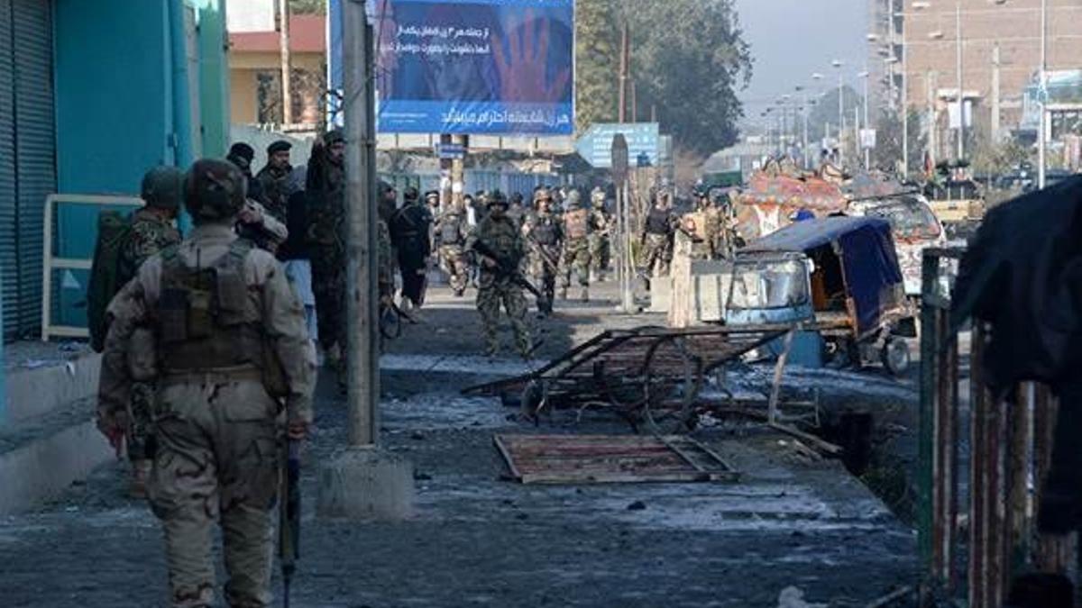 Afganistan'da emniyet müdürüne bombalı saldırı