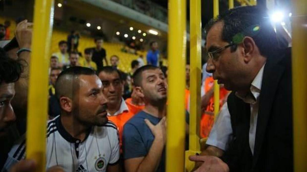 Şekip Mosturoğlu ile Fenerbahçeli taraftarlar tartıştı!
