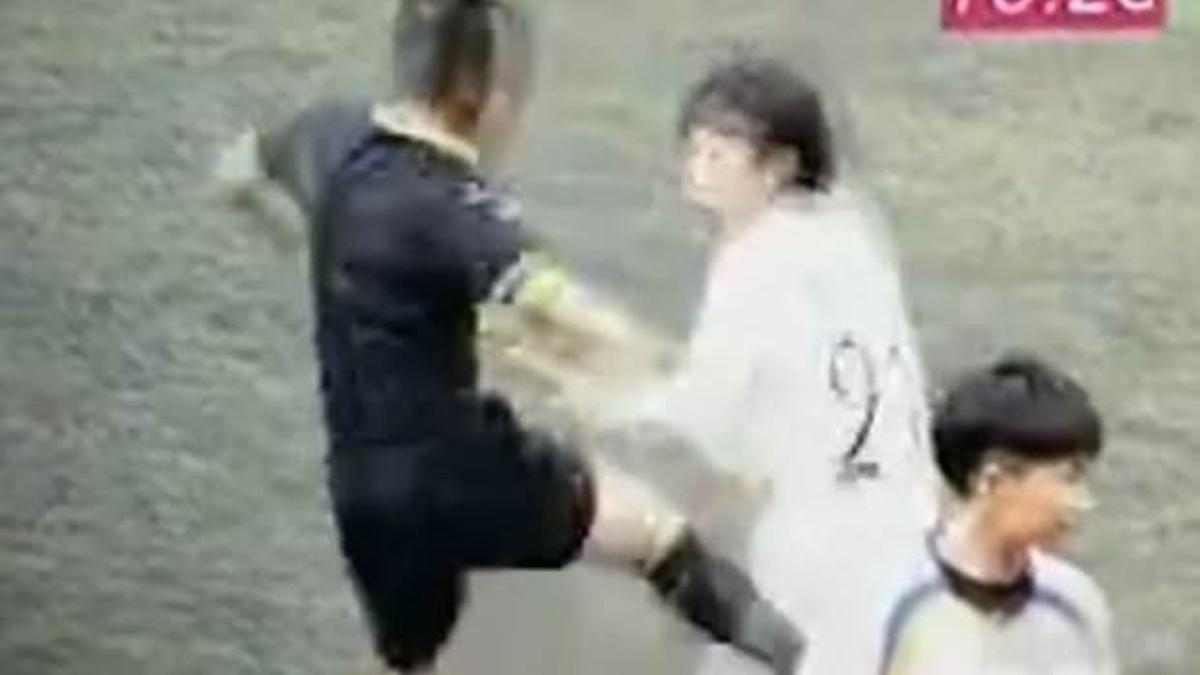 Hakemden kadın futbolcuya skandal hareket!