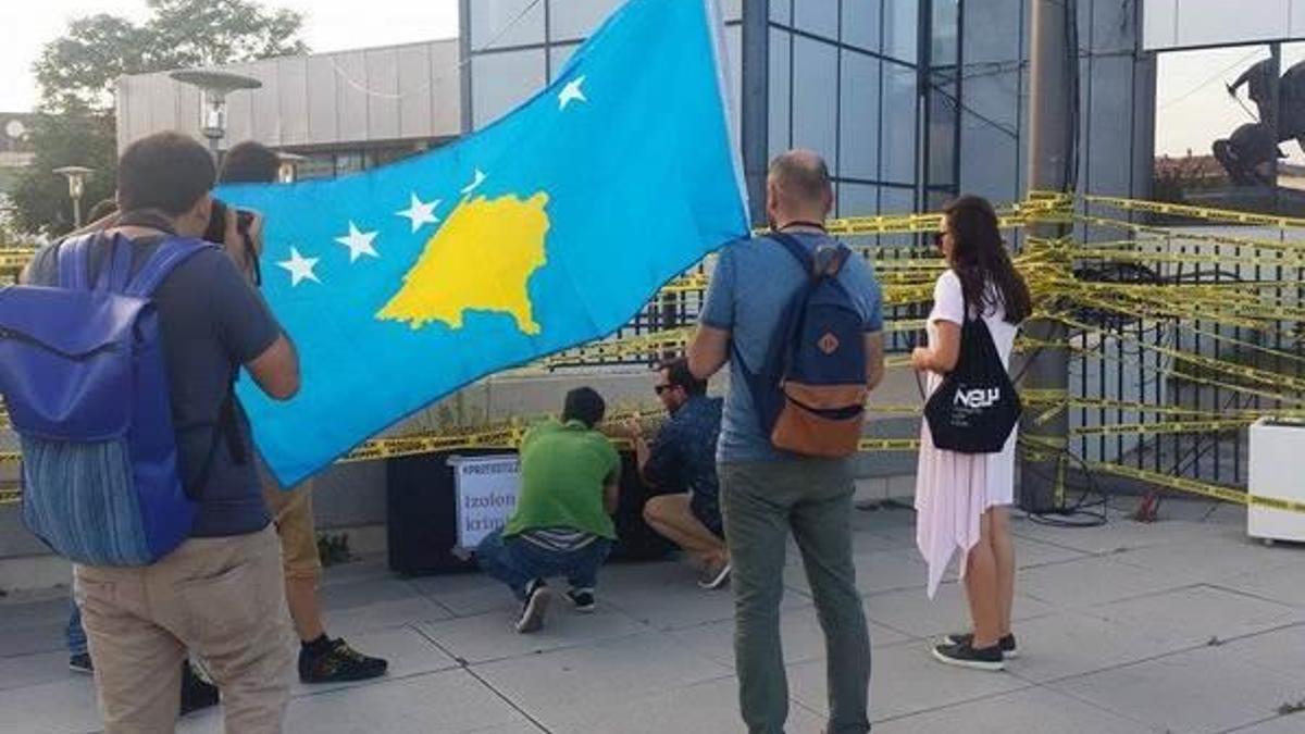 Kosova'da göstericiler başbakanlığa giriş çıkışları kapattı
