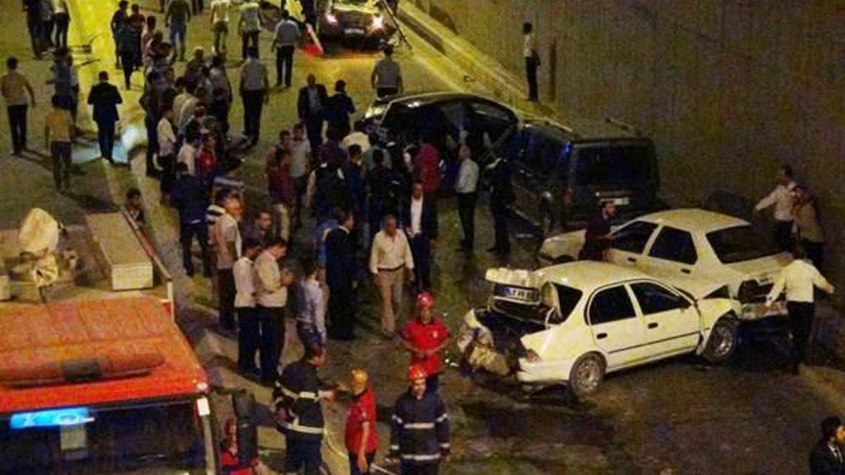 Düğün konvoyunda zincirleme kaza: 5 yaralı
