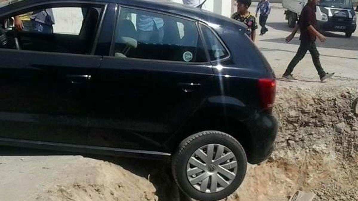 Otomobil temel çukurunda asılı kaldı