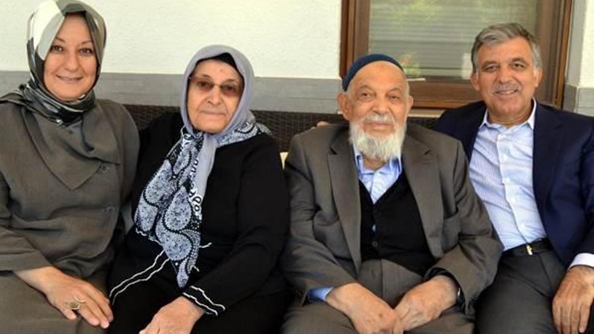 Abdullah Gül’den, Kayseri’de anne- babasına bayram ziyareti