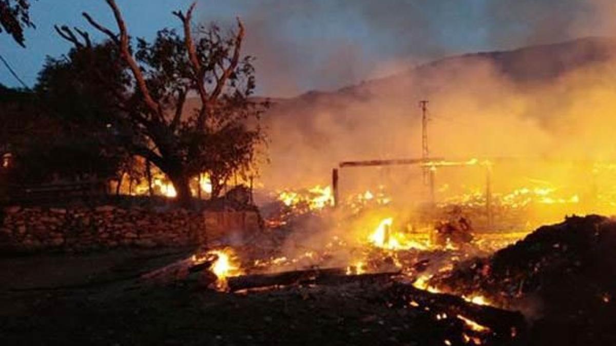 Kastamonu'da yangın bir köyü yok etti