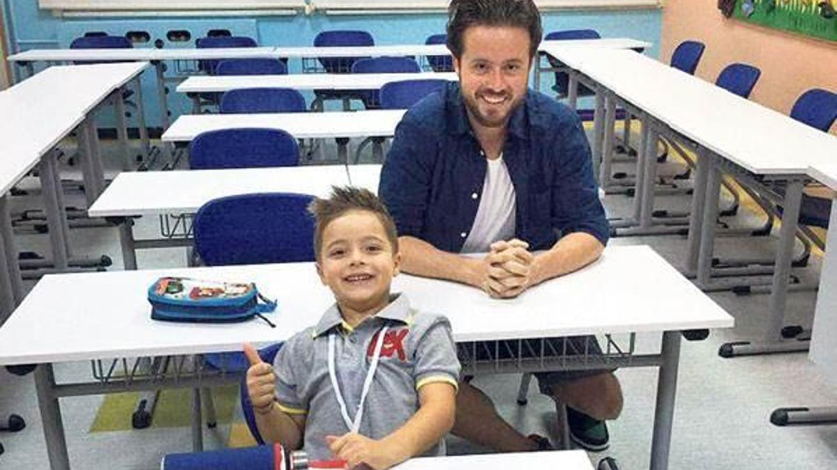 Oğluyla aynı sırada