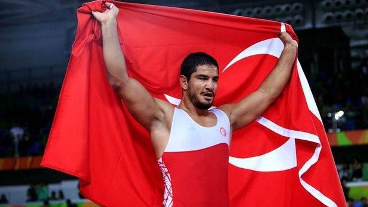 Taha Akgül ve Selçuk Çebi dünyanın en iyi güreşçileri seçildi