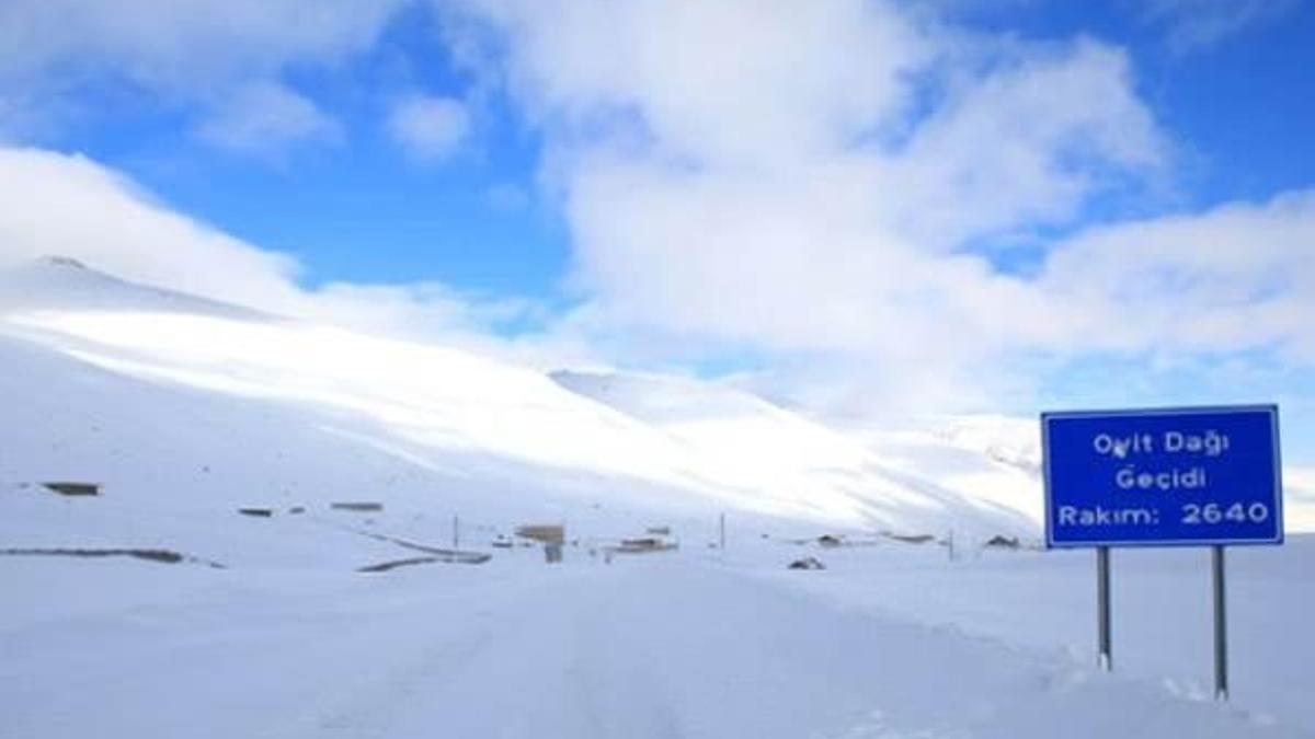 Ovit Dağı Geçidi kar yağışı nedeniyle ulaşıma kapandı
