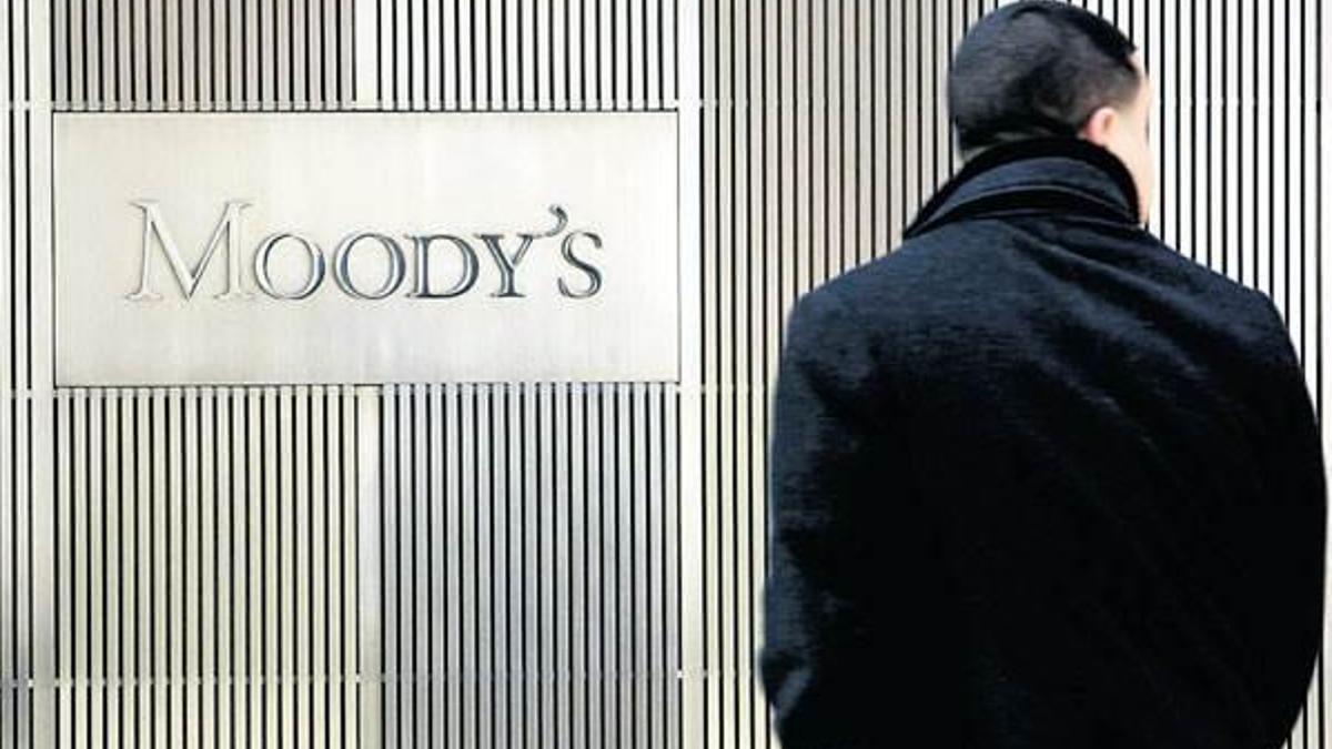 Sağ gösterip sol vurdu