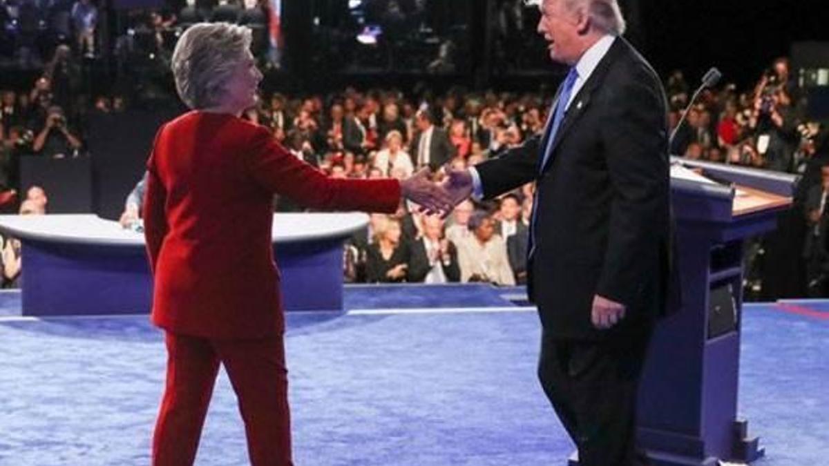 Clinton ve Trump canlı yayında kozlarını paylaştı