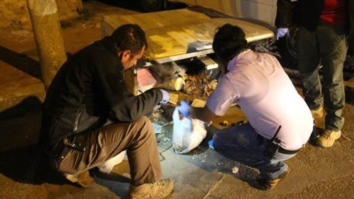 Çöpte bulduğu bomba elinde patladı