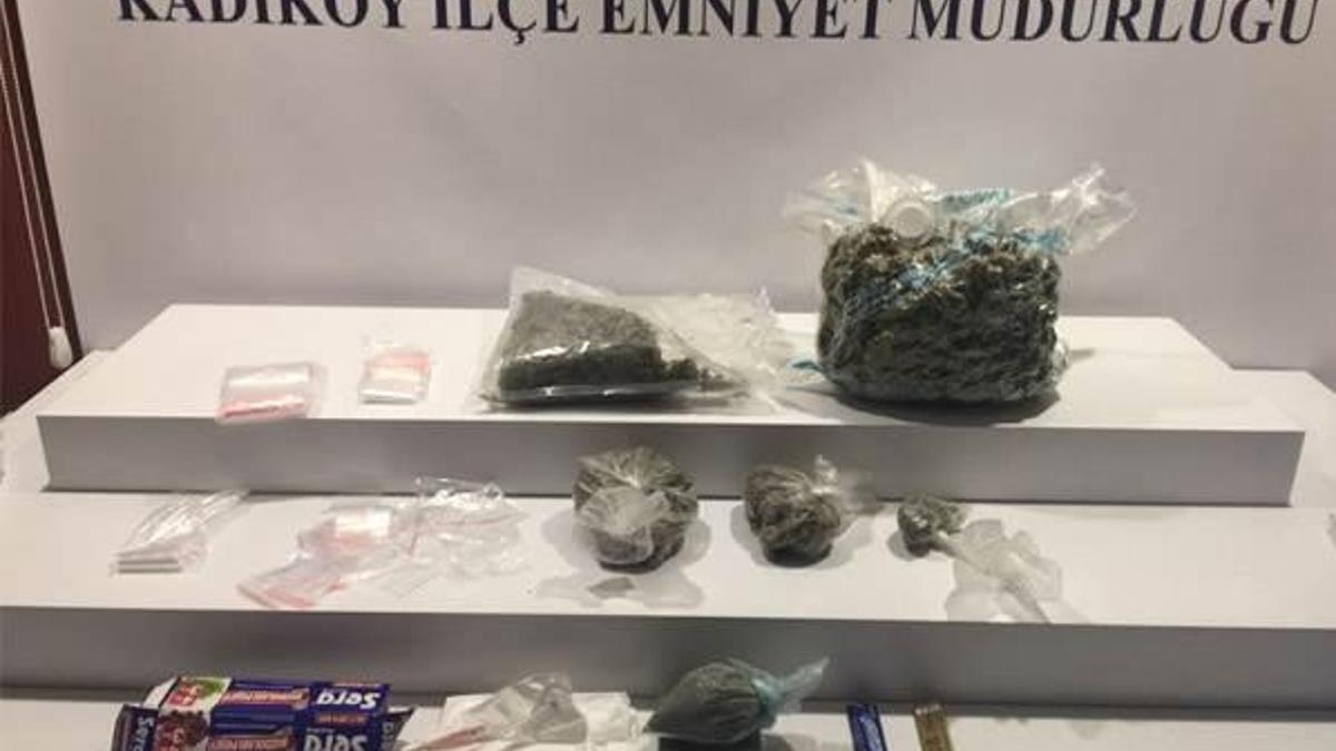 Ataşehir'de lüks otomobilde 2 kilo uyuşturucu yakalandı