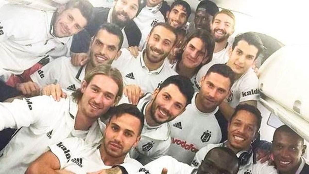 Beşiktaşlı oyunculardan zafer pozu