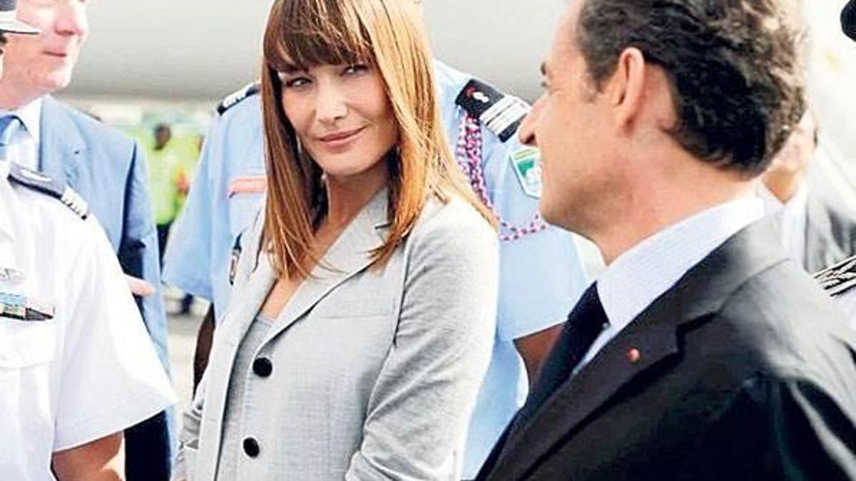 Sarkozy, Carla’nın göğüsleriyle övünürdü