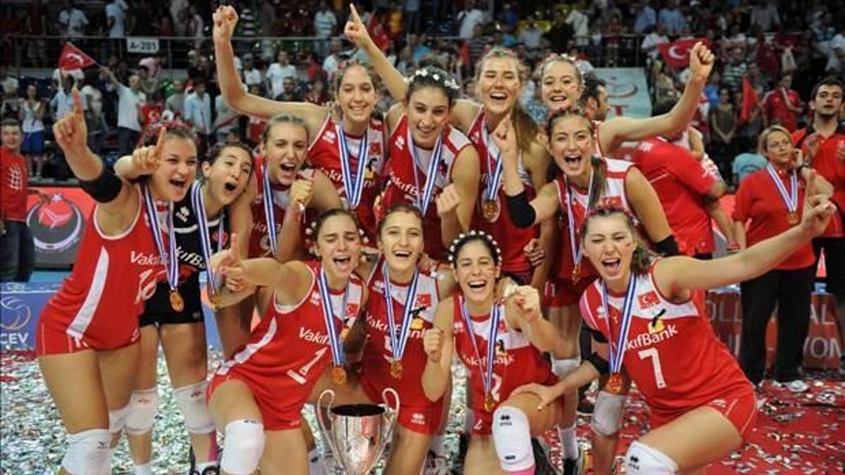 Voleybolda kadınlar erkeklere fark attı!