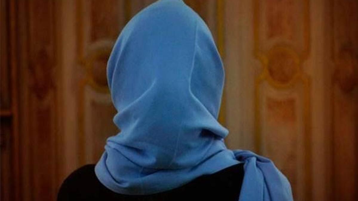 Başörtüsünü çıkarmayan öğrencisini sınavdan attı