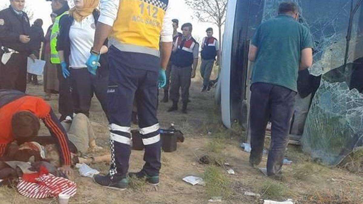 Düğün yolunda kaza: 6'sı ağır 26 yaralı